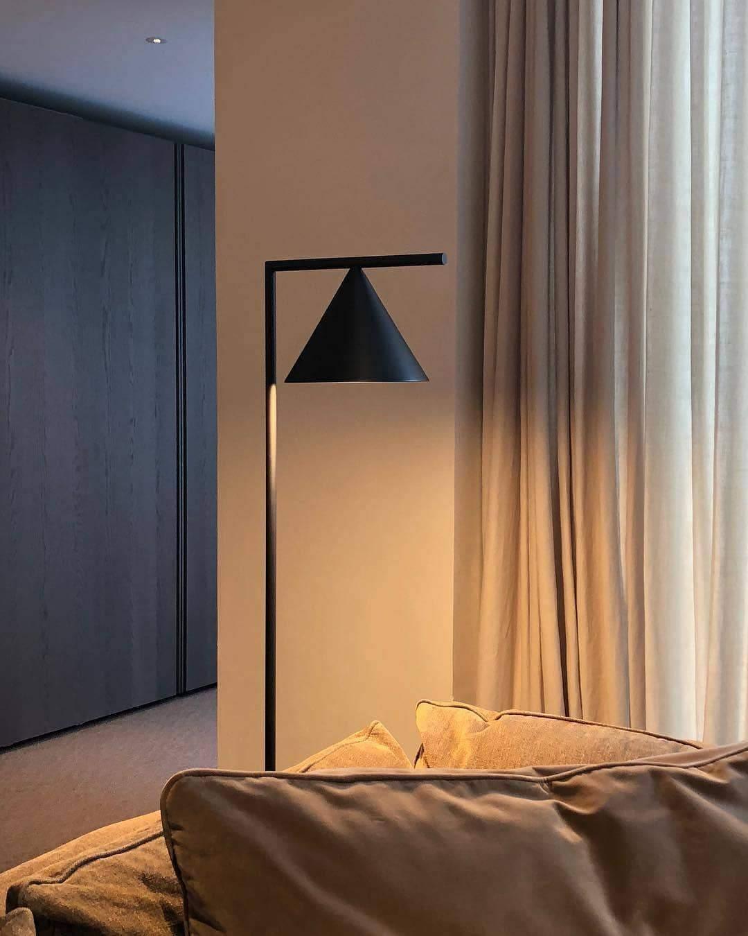 Lampadaire conique Celmirellea