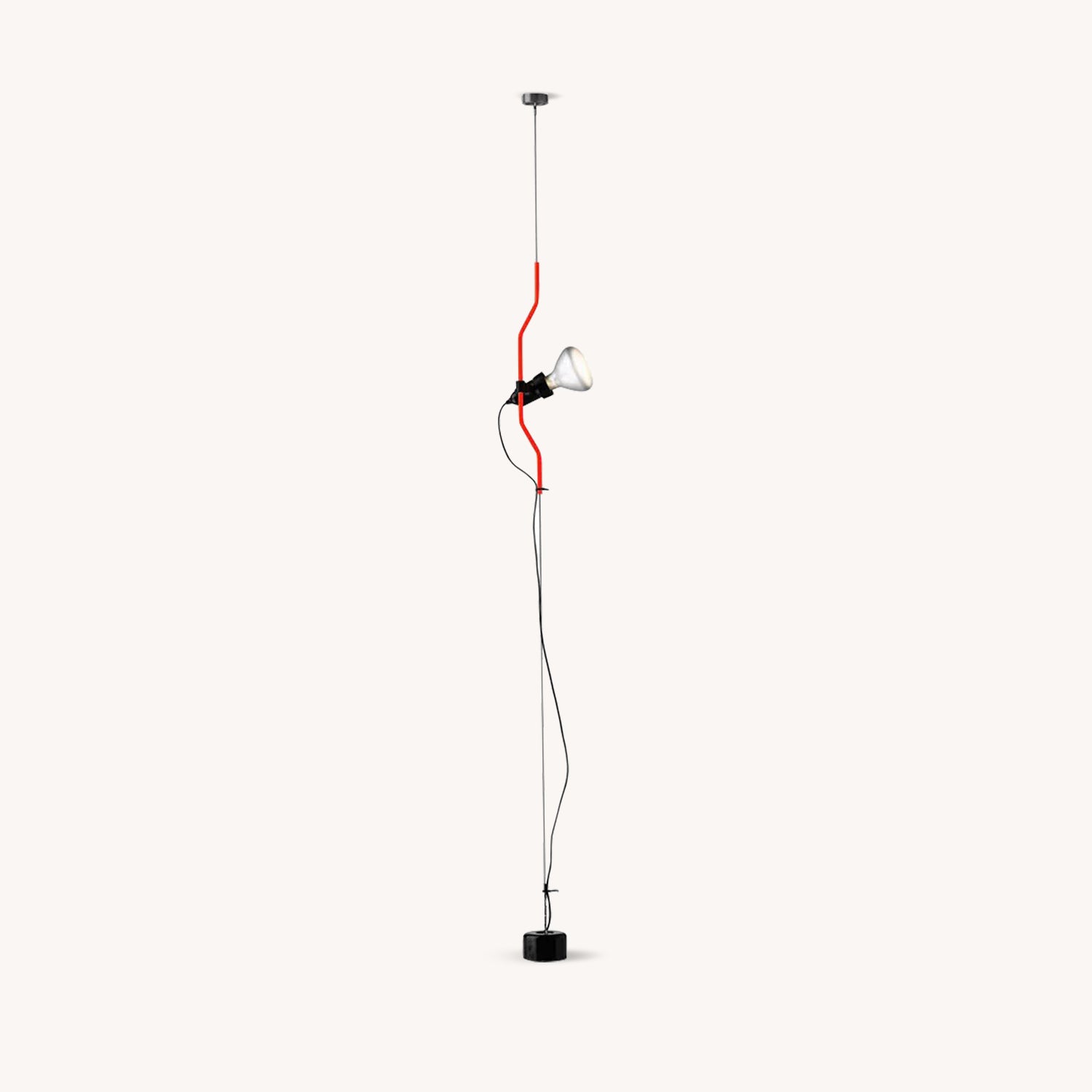 Lampe Emvionacq allant du sol au plafond