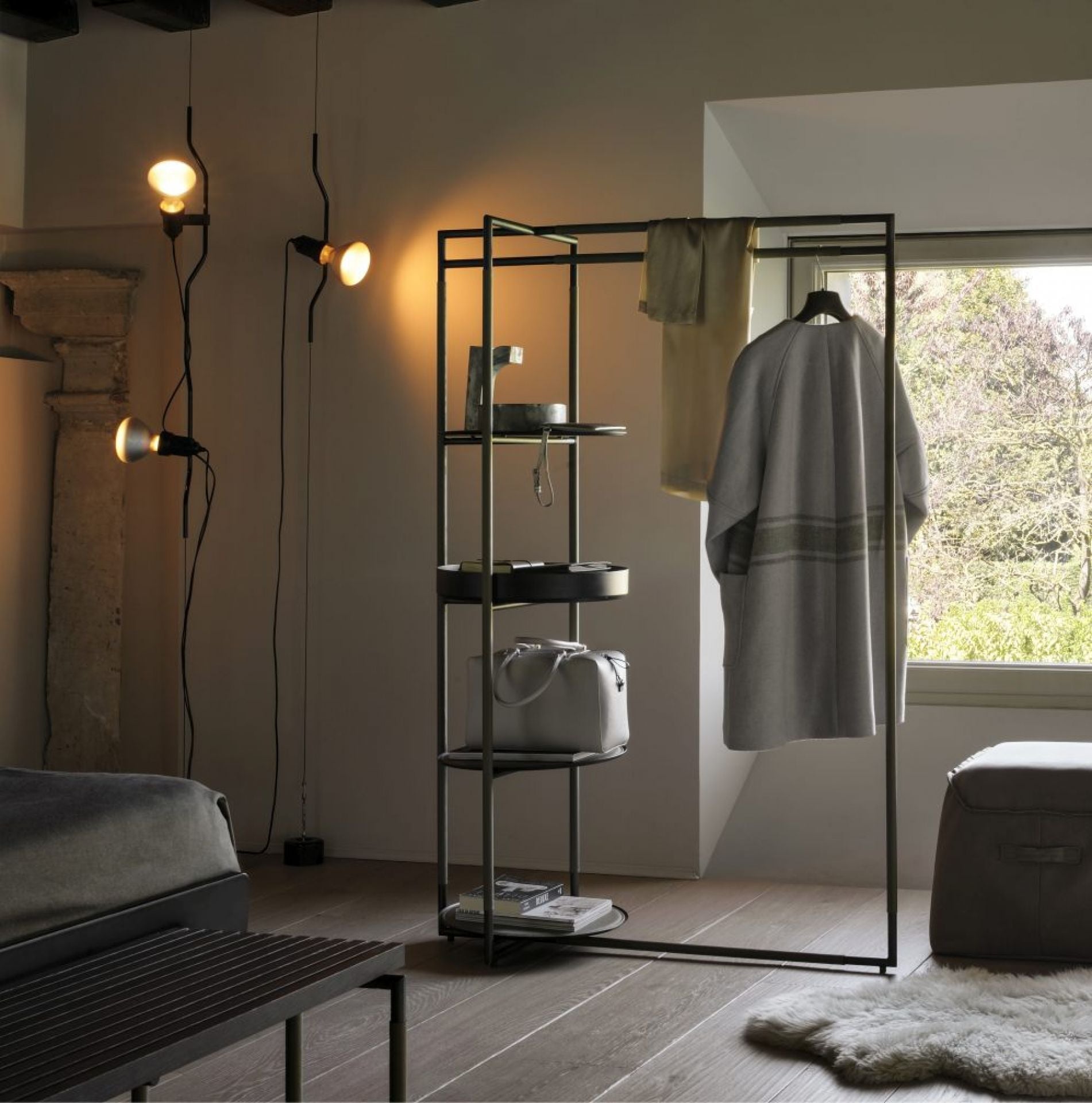 Lampe Emvionacq allant du sol au plafond