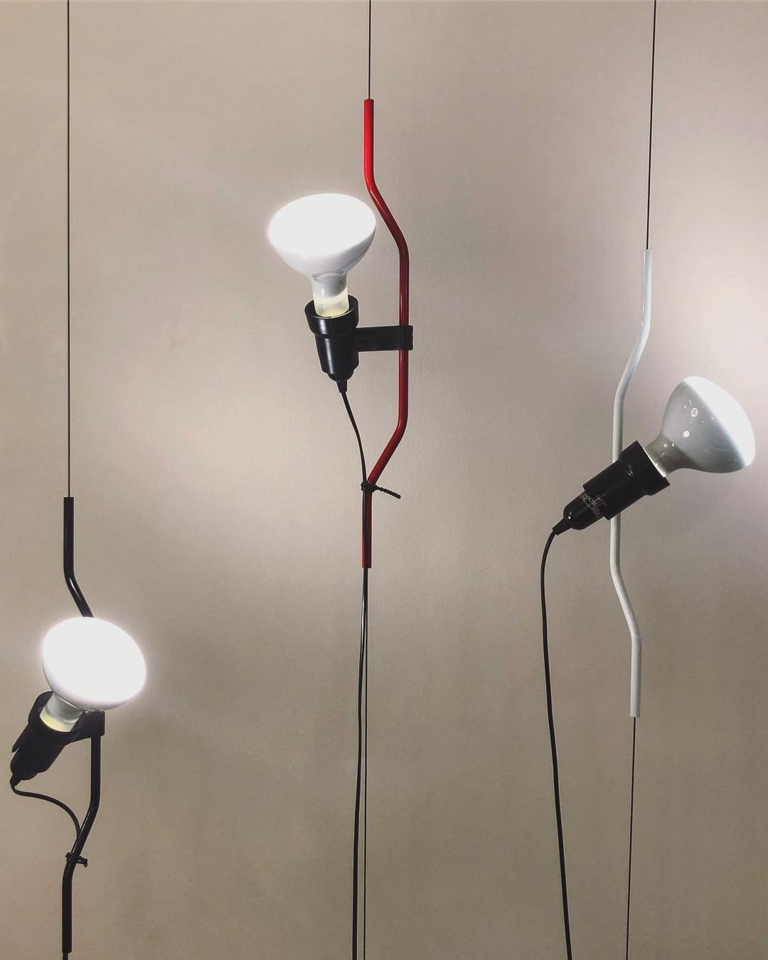 Lampe Emvionacq allant du sol au plafond