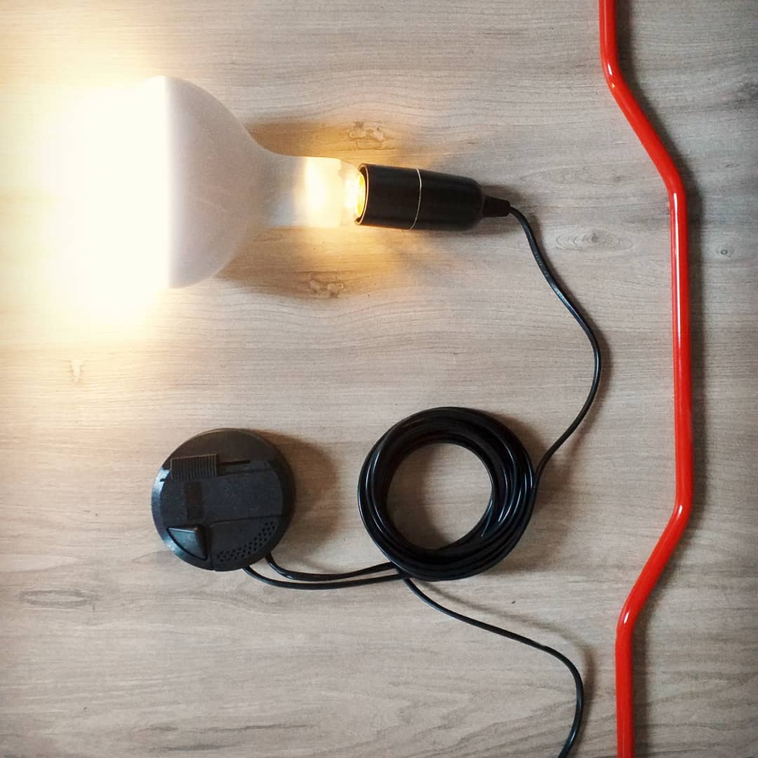 Lampe Emvionacq allant du sol au plafond