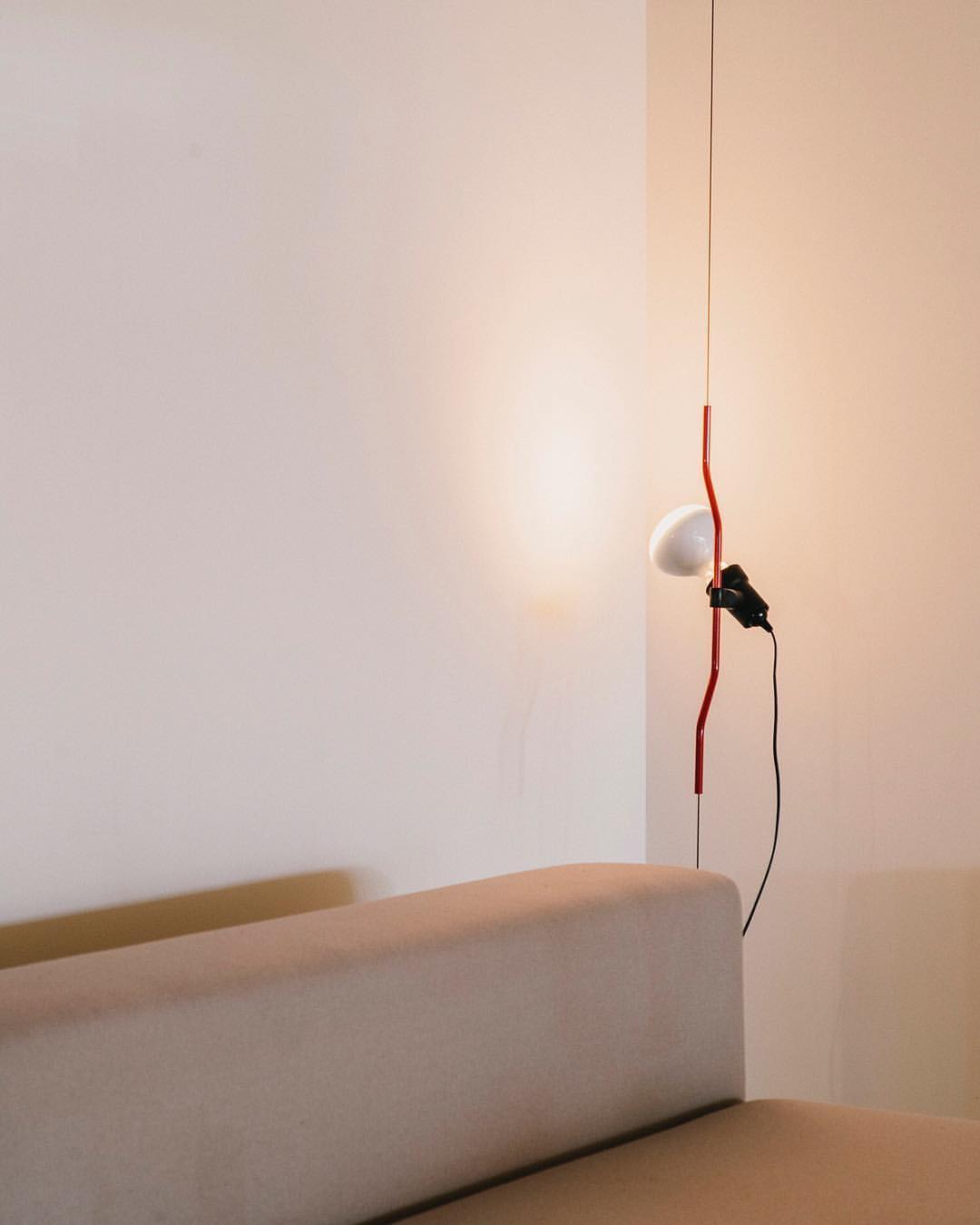 Lampe Emvionacq allant du sol au plafond