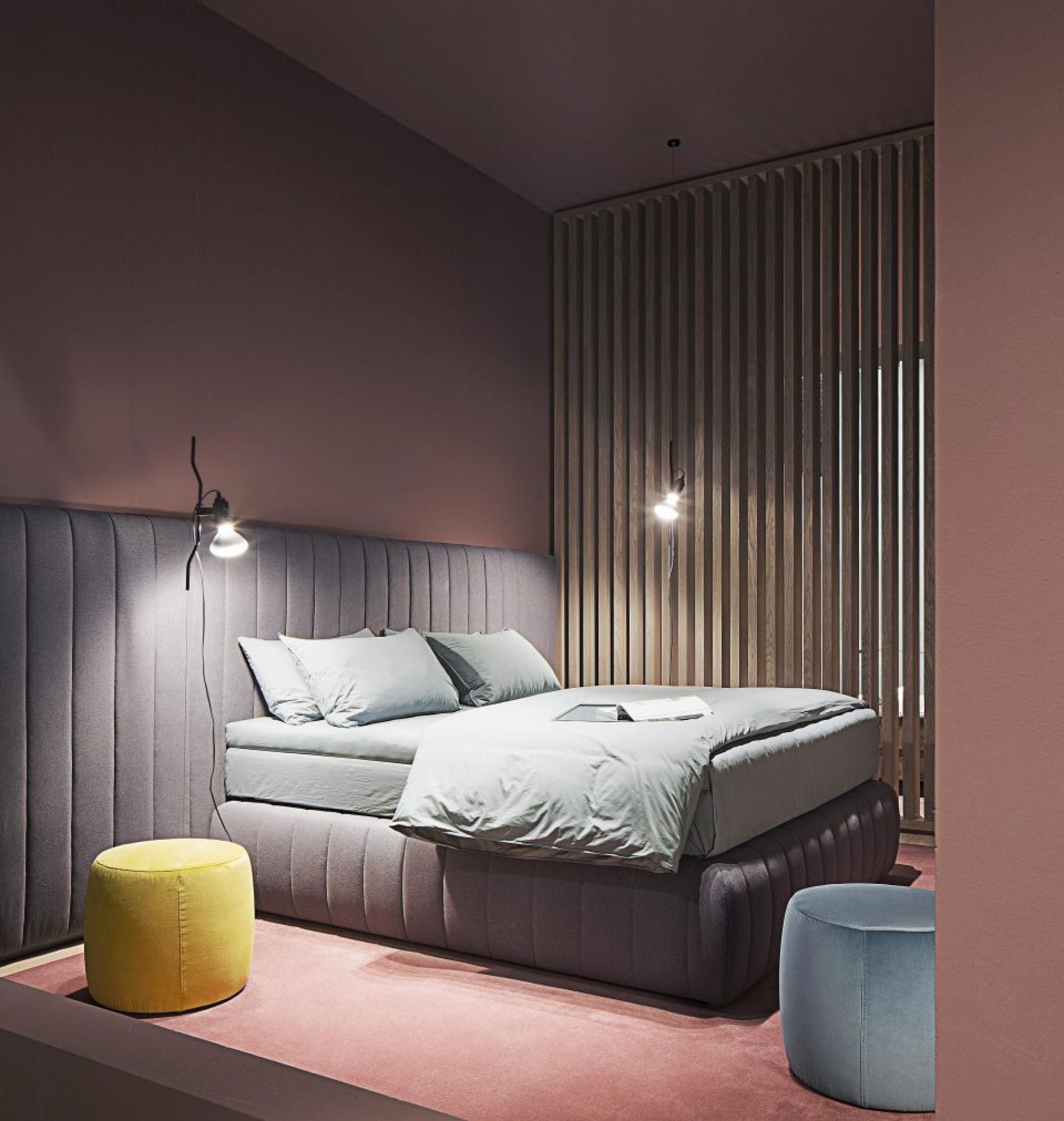 Lampe Emvionacq allant du sol au plafond