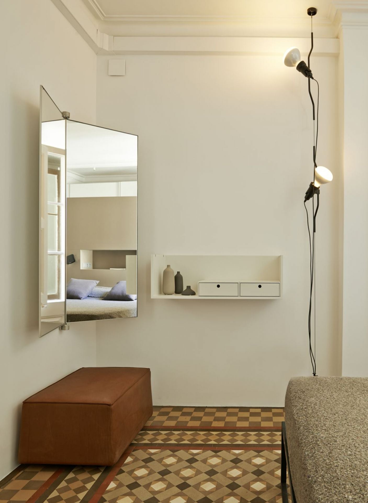 Lampe Emvionacq allant du sol au plafond