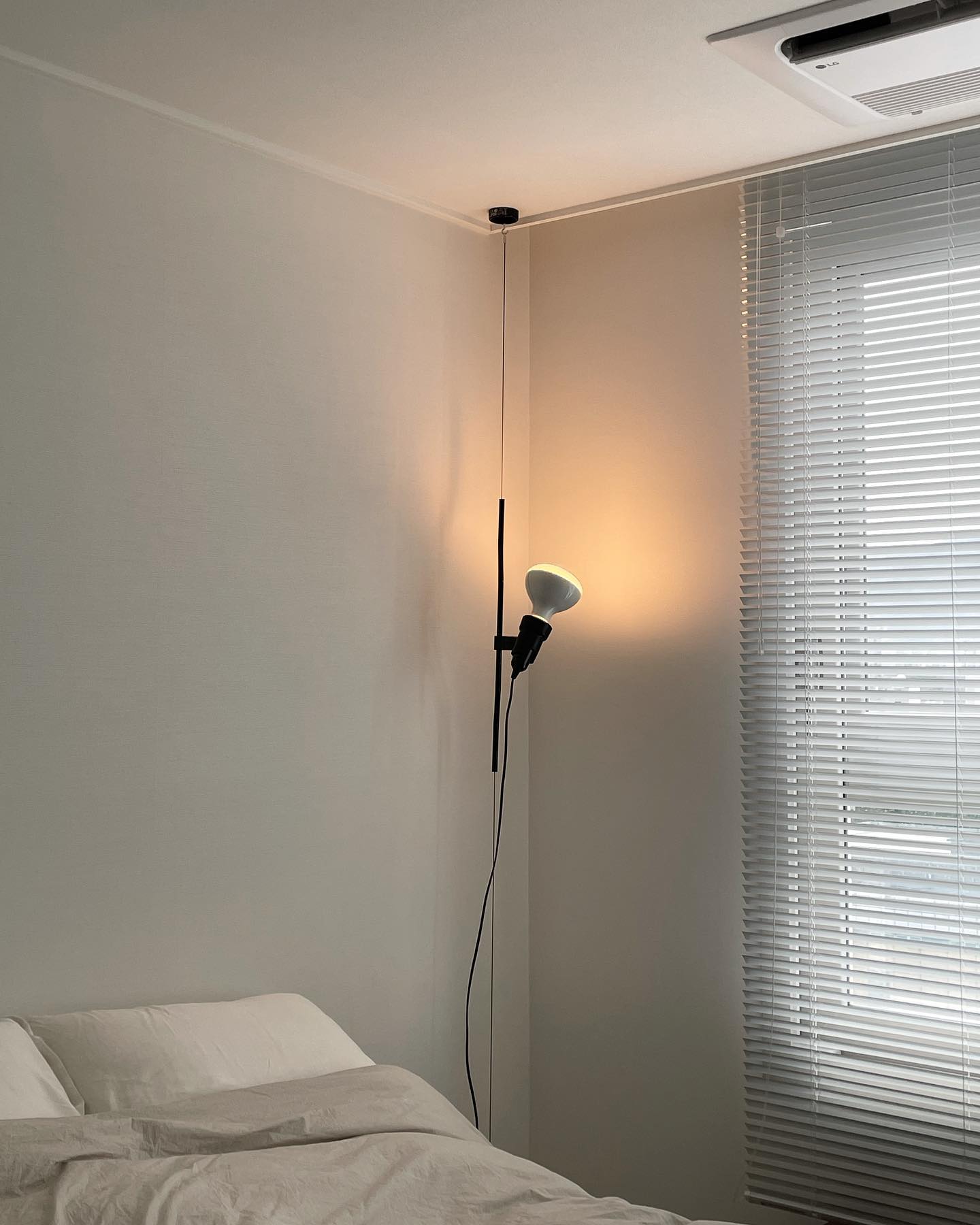 Lampe Emvionacq allant du sol au plafond