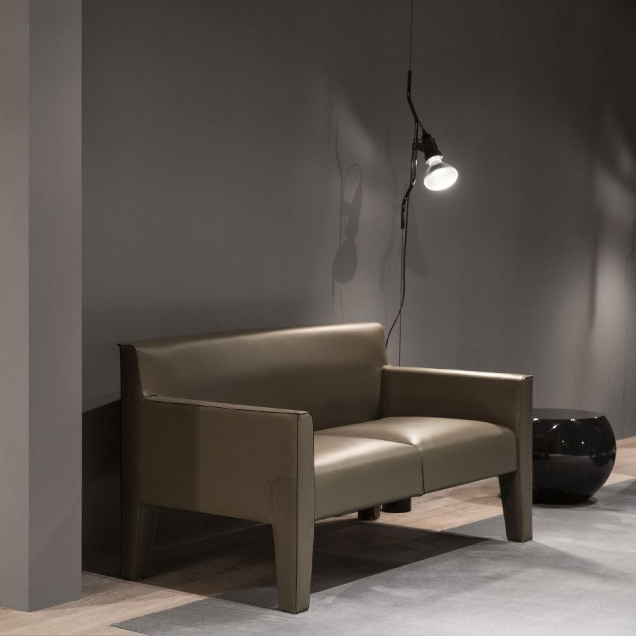 Lampe Emvionacq allant du sol au plafond