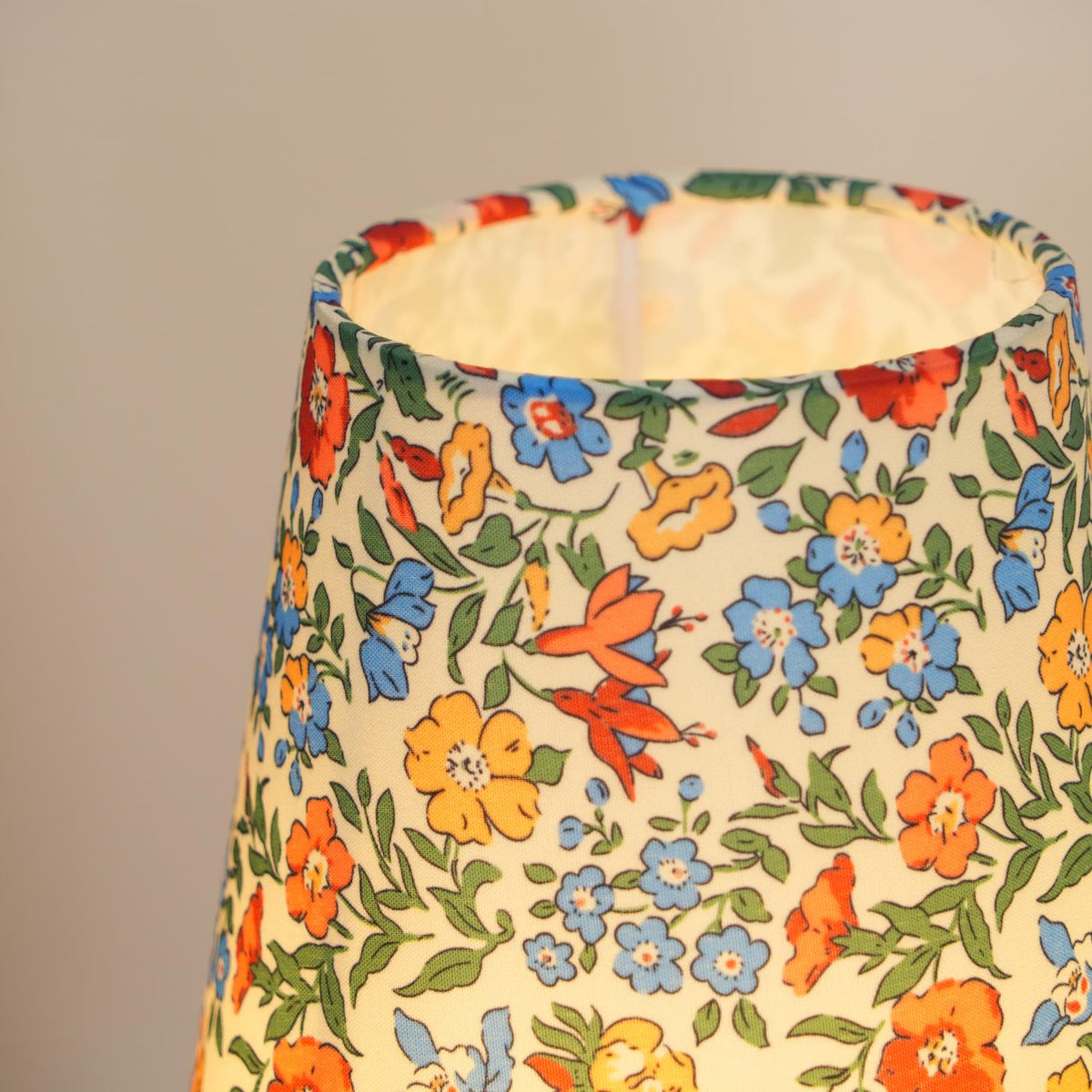 Lampe de table florale Arronvia