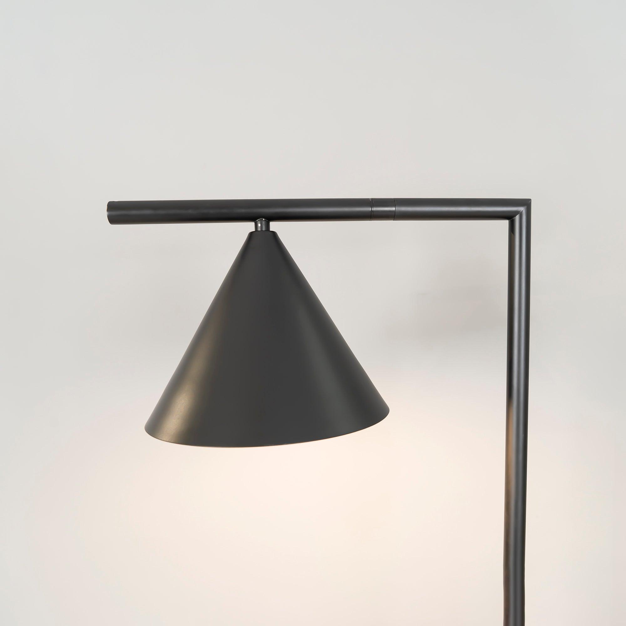 Lampadaire conique Celmirellea