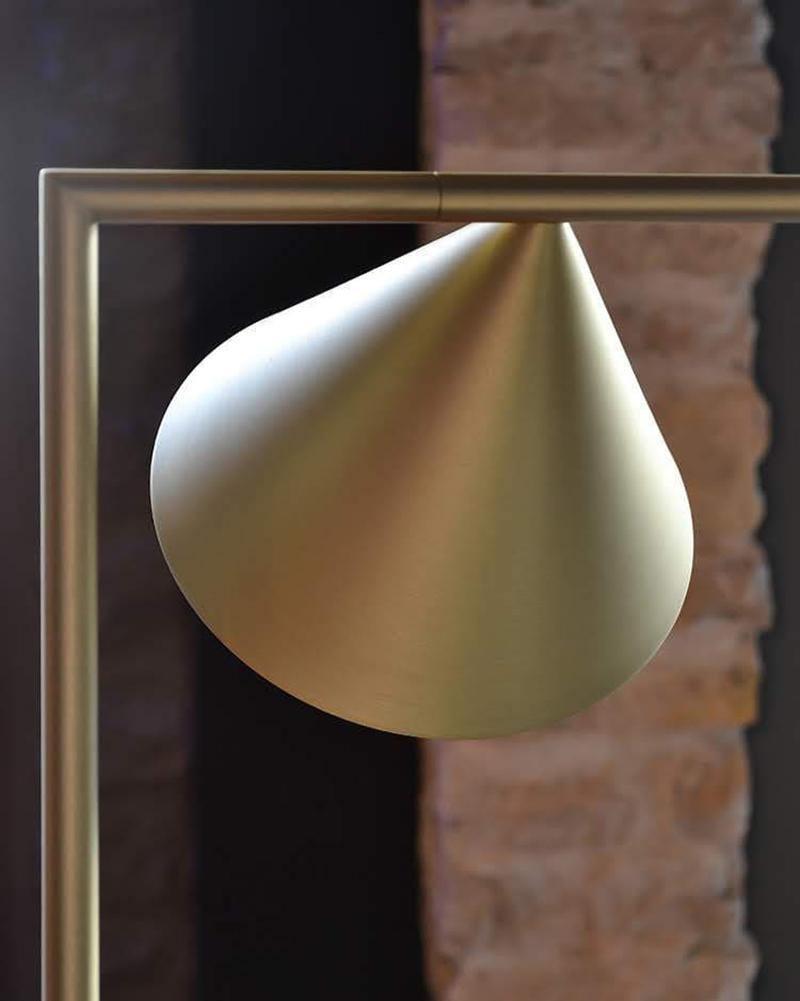 Lampadaire conique Celmirellea