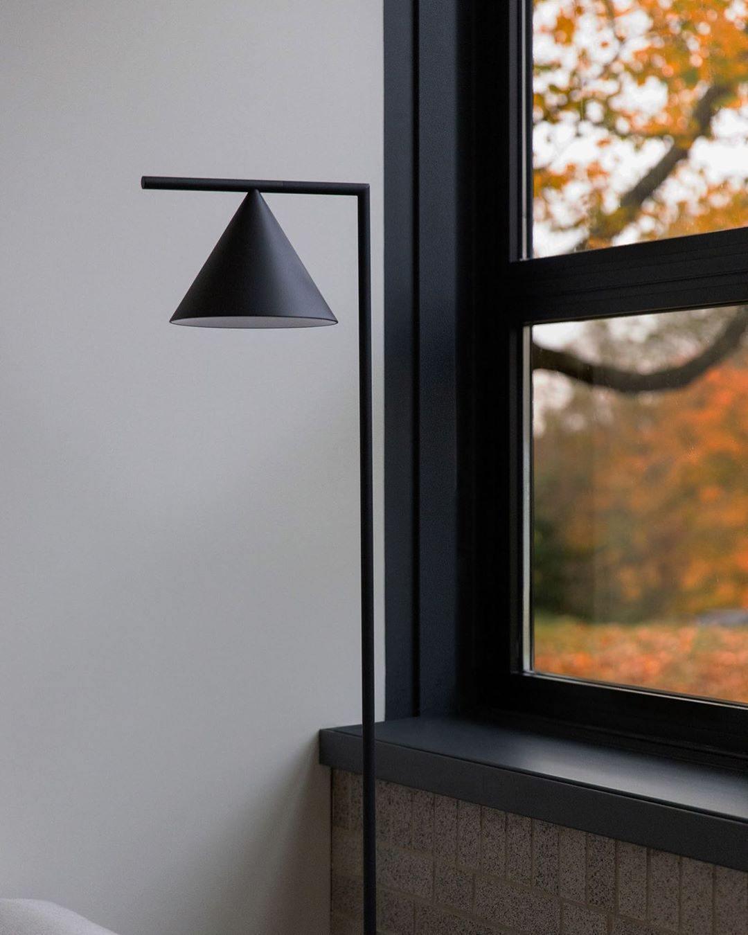 Lampadaire conique Celmirellea