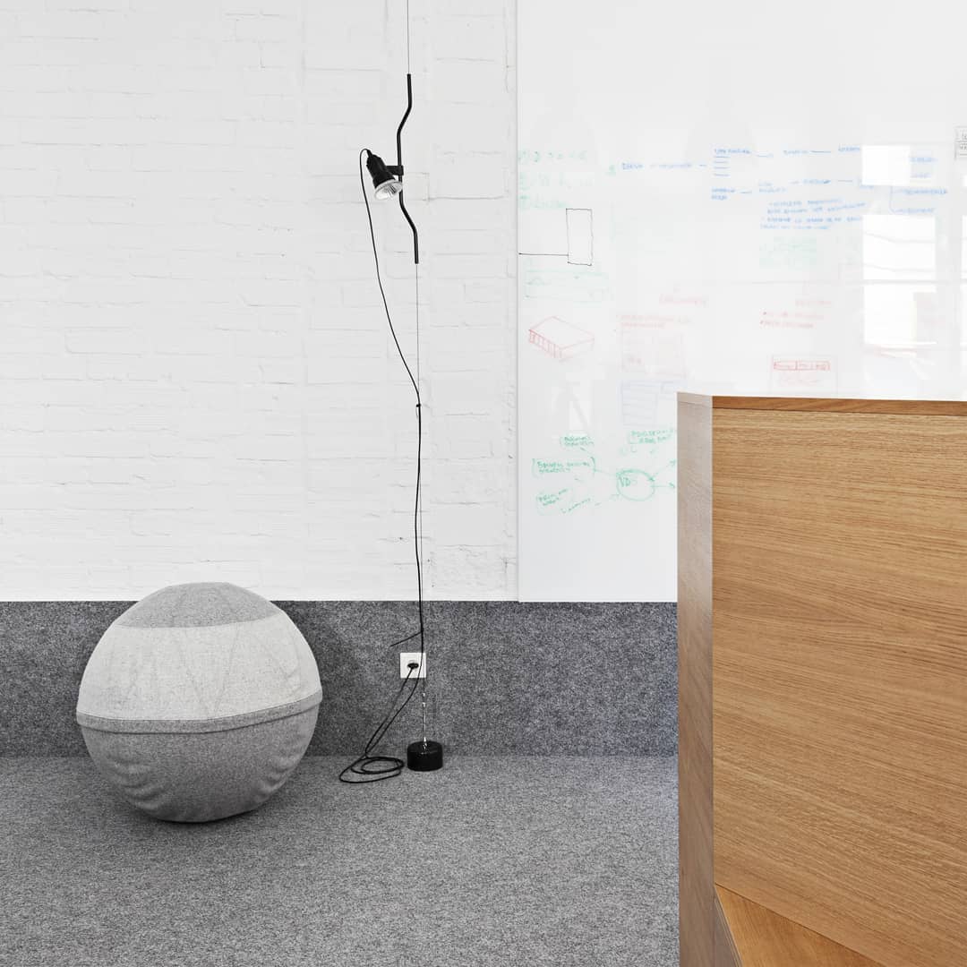 Lampe Emvionacq allant du sol au plafond