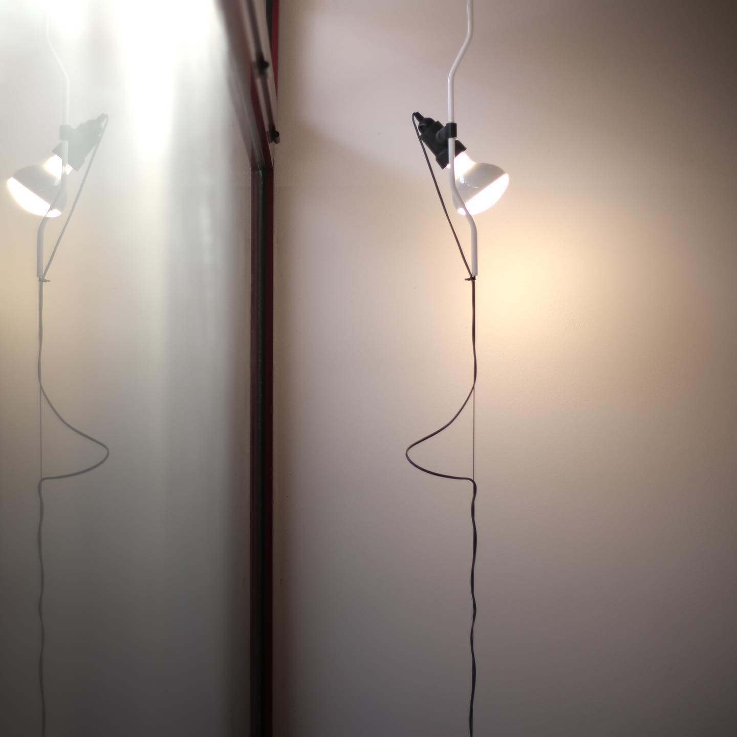 Lampe Emvionacq allant du sol au plafond