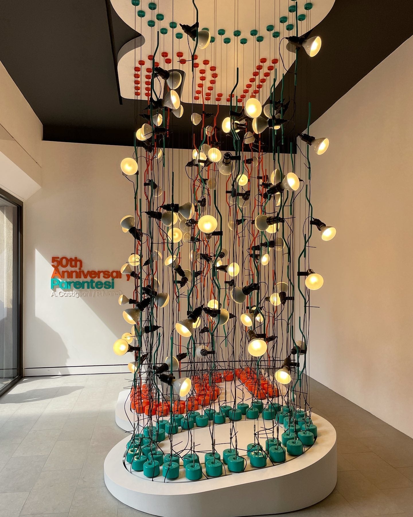 Lampe Emvionacq allant du sol au plafond