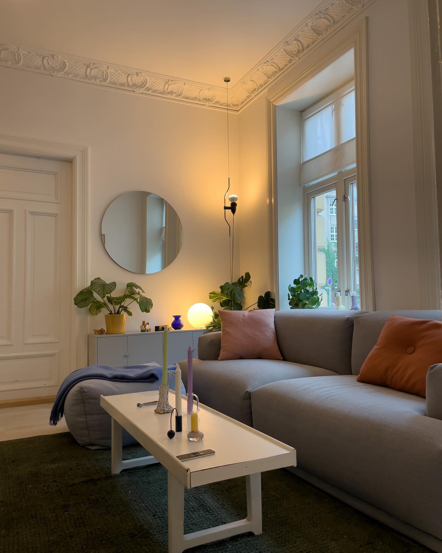 Lampe Emvionacq allant du sol au plafond