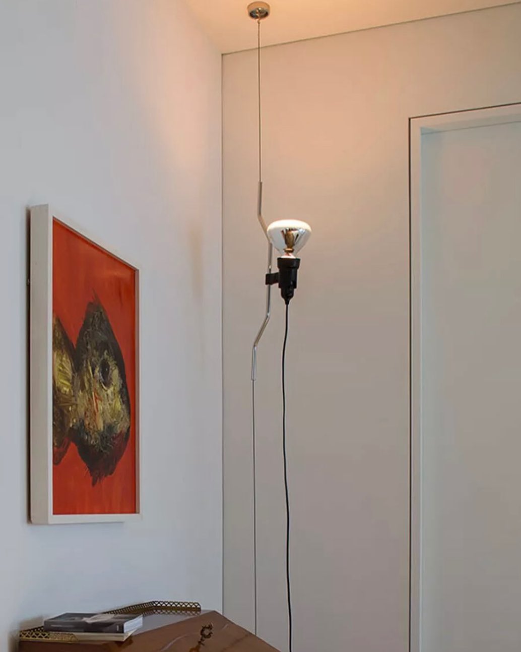 Lampe Emvionacq allant du sol au plafond