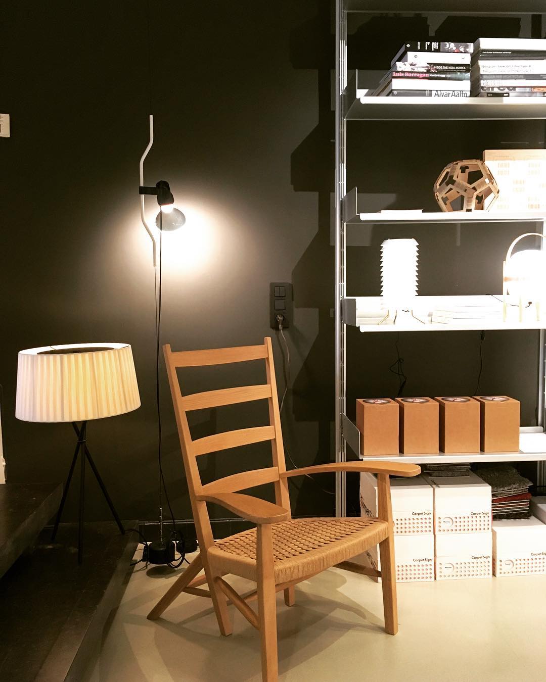 Lampe Emvionacq allant du sol au plafond