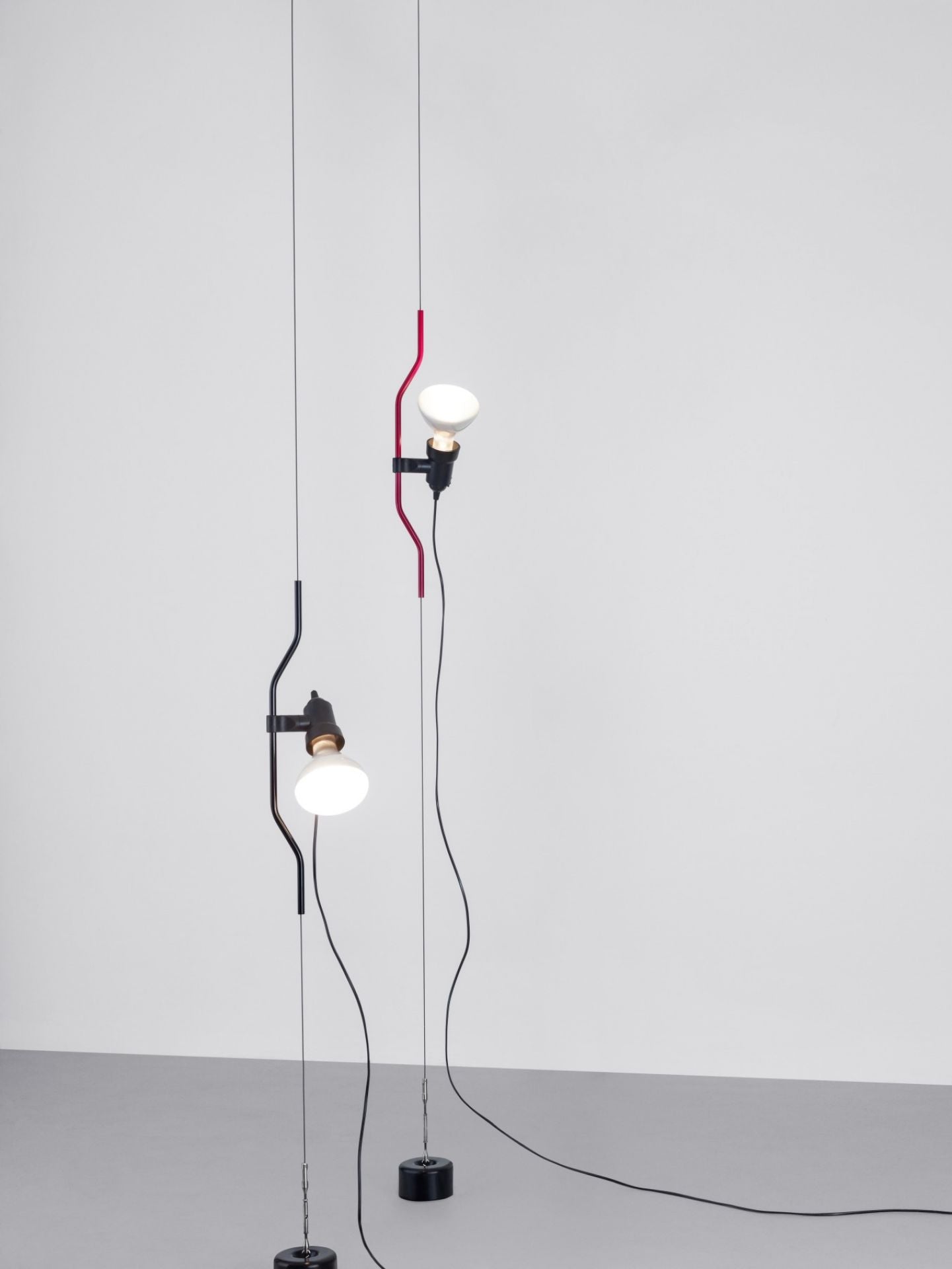 Lampe Emvionacq allant du sol au plafond