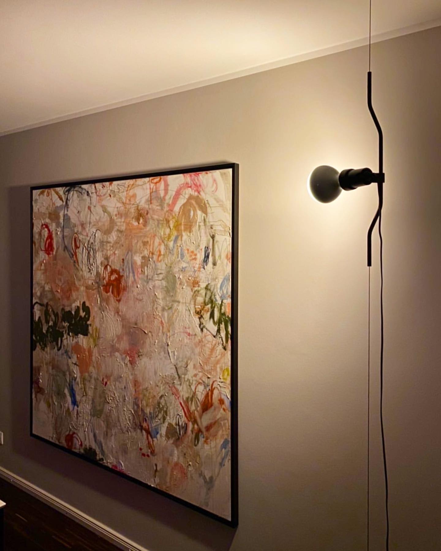 Lampe Emvionacq allant du sol au plafond