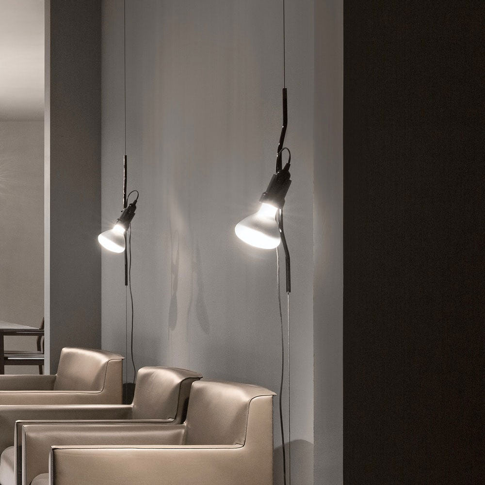 Lampe Emvionacq allant du sol au plafond